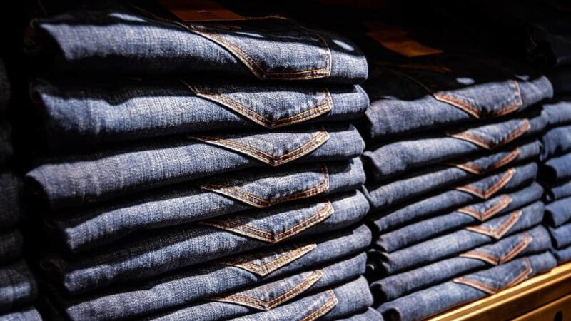 Historia jeansów: Jak powstały, jak ewoluowały i jak wpłynęły na kulturę mody?