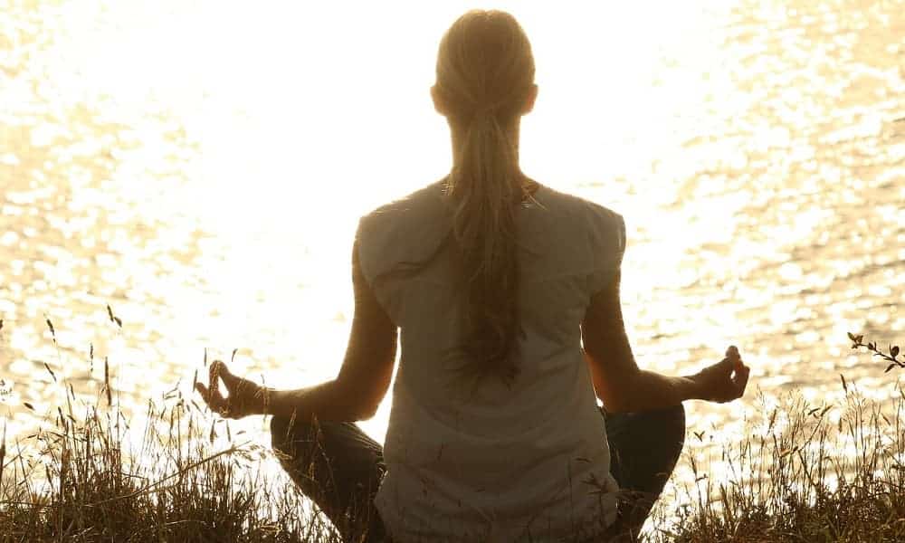 Jak zmniejszyć poziom stresu i poprawić samopoczucie poprzez codzienną medytację