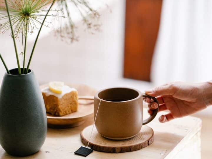 Jak usunąć osad z herbaty lub kawy?