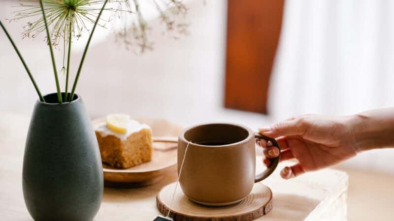 Jak usunąć osad z herbaty lub kawy?