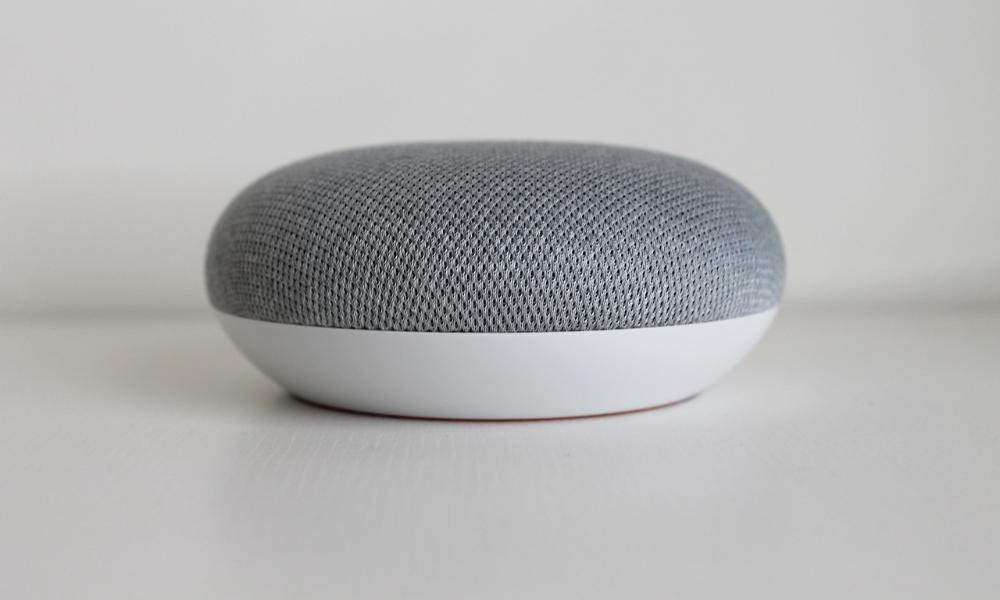 Jak AI poprawia jakość usług asystentów głosowych?