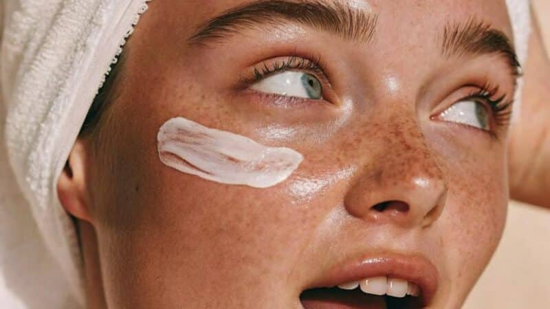 Reaplikacja kremu z SPF: dlaczego to klucz do skutecznej ochrony?